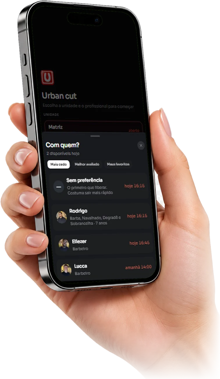 Celular na mão mostrando o app da Urban Cut com os barbeiros disponíveis